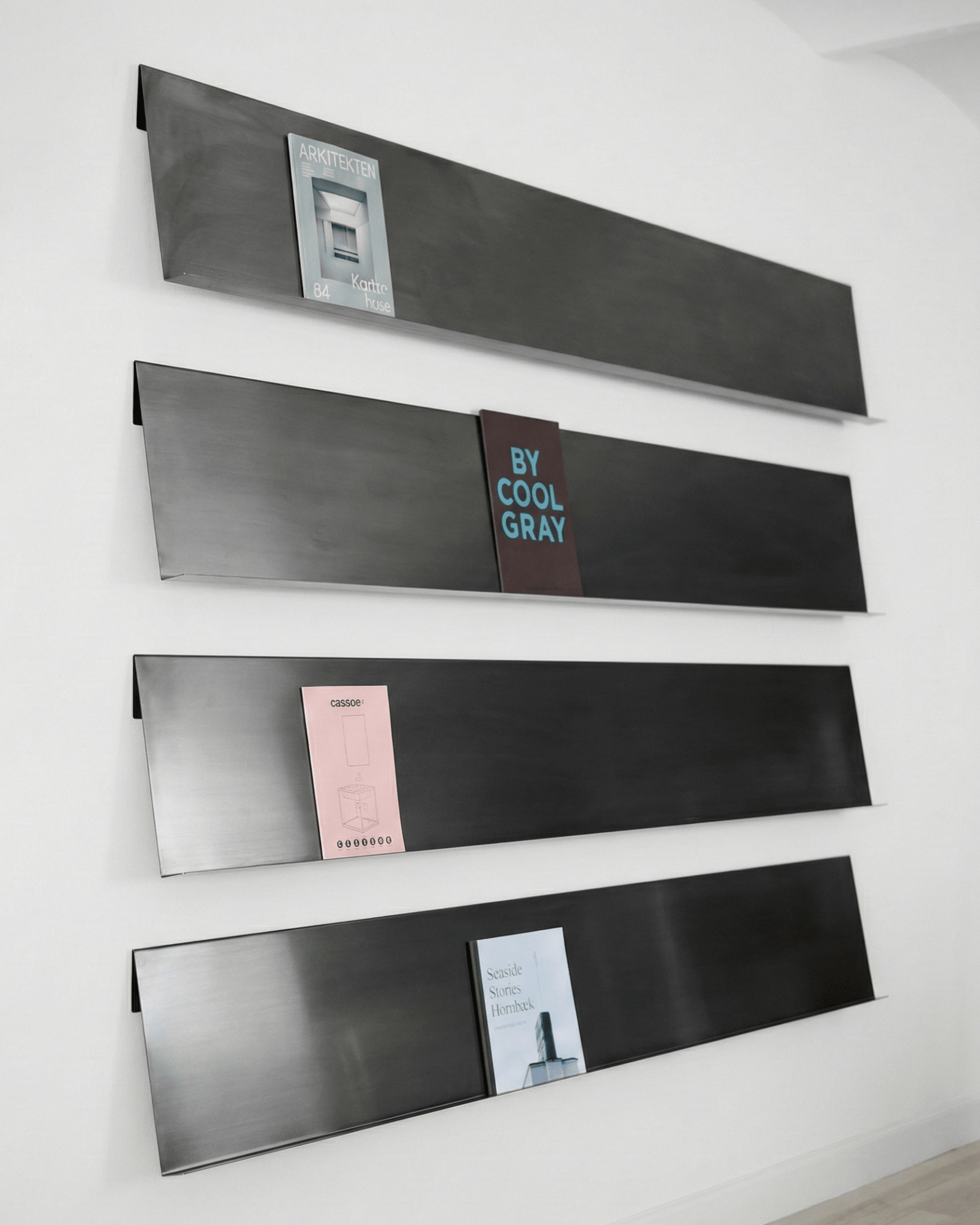 STÅL MAGASINHOLDER BODØ - Acier Studio